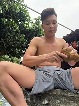 Naughty___asian: διαδικτυακό σόου στην κάμερα