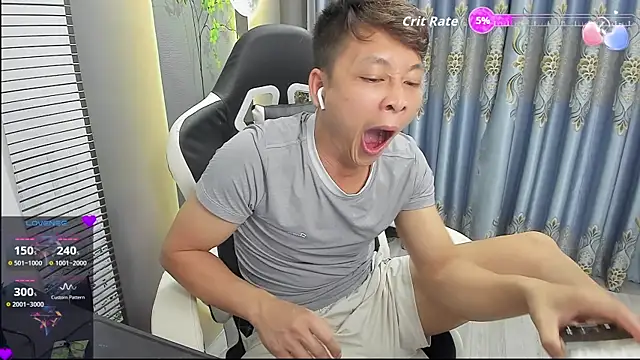 Naughty___asian: διαδικτυακό σόου στην κάμερα