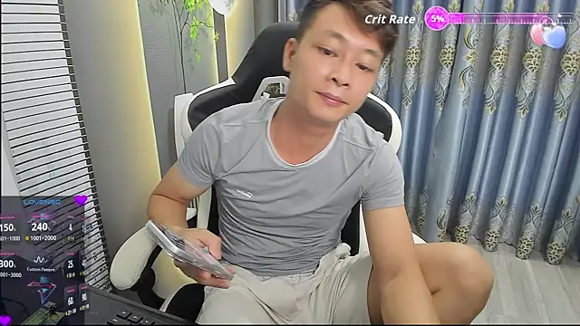 Naughty___asian: διαδικτυακό σόου στην κάμερα