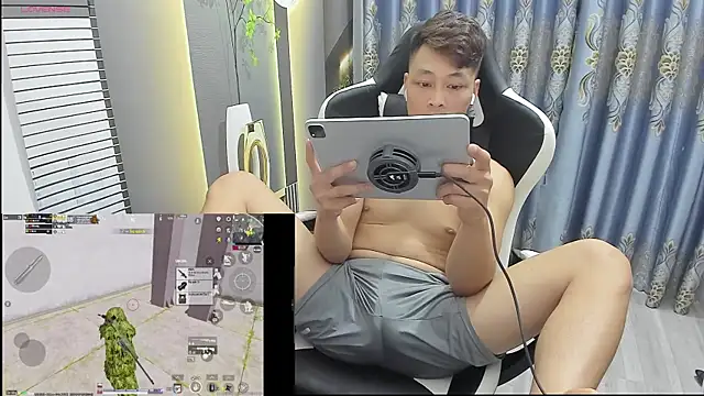Naughty___asian: διαδικτυακό σόου στην κάμερα