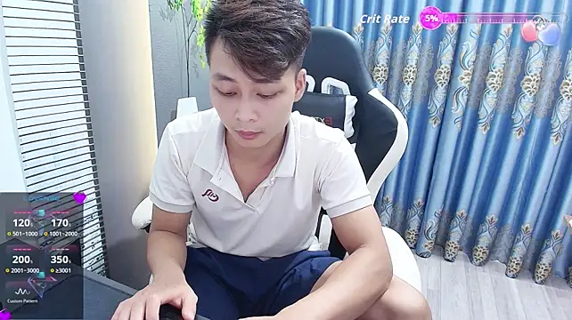 Naughty___asian: διαδικτυακό σόου στην κάμερα