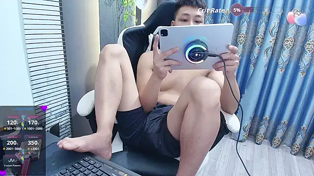 הופעת וובקאם של Naughty___asian