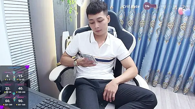 Naughty___asian: διαδικτυακό σόου στην κάμερα