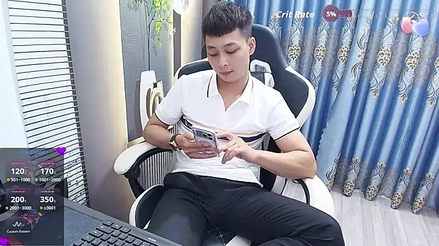Naughty___asian: διαδικτυακό σόου στην κάμερα