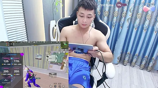 Naughty___asian: διαδικτυακό σόου στην κάμερα