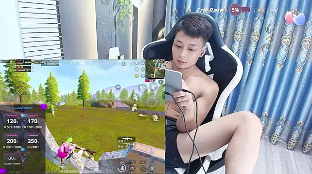 Naughty___asian: διαδικτυακό σόου στην κάμερα