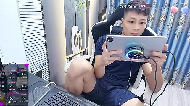 Naughty___asian: διαδικτυακό σόου στην κάμερα