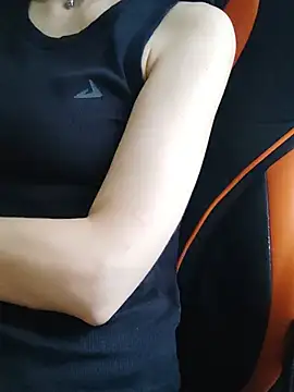 Aashikalaa Adlı Modelin Canlı Sohbet Odası