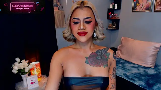 Show modela StellaStrong30 na web-kameri
