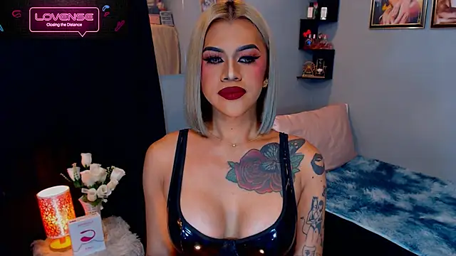 Show modela StellaStrong30 na web-kameri