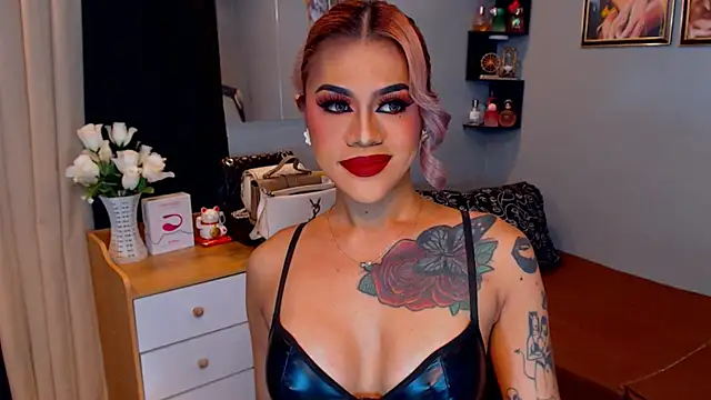 Show modela StellaStrong30 na web-kameri