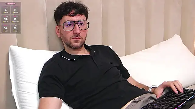 Intothedarkness8 Webcam show