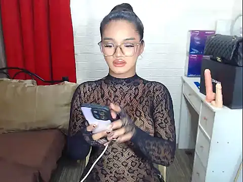 NicoleTheBigCock Show Webcam