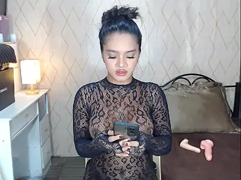 NicoleTheBigCock 网络视讯表演
