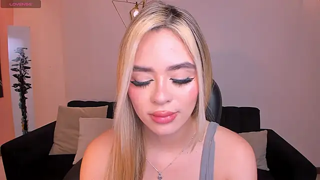 Chat +18 de JuanitaClay ao vivo