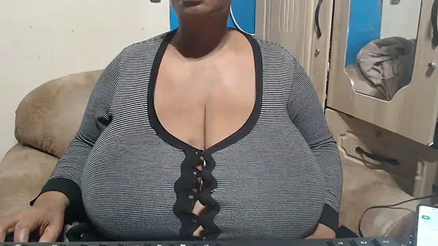 CUTEFIRMMELONSS' Webcam Show