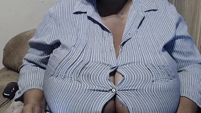 CUTEFIRMMELONSS' Webcam Show