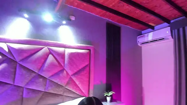 Amanda-Cruz Show in webcam