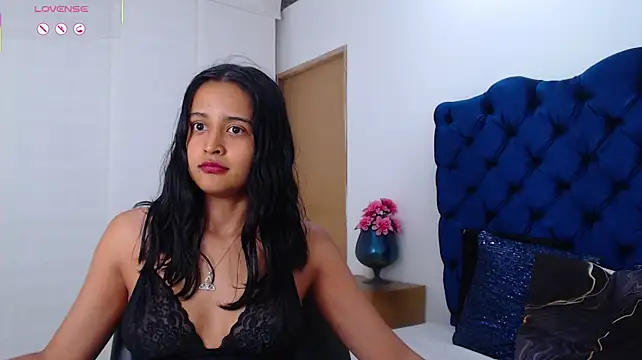 Lili666_ Adlı Modelin Canlı XXX Sohbeti