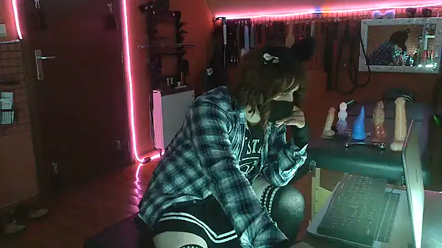 Pokazy przed kamerką – Ginny-the-bdsm-nympho