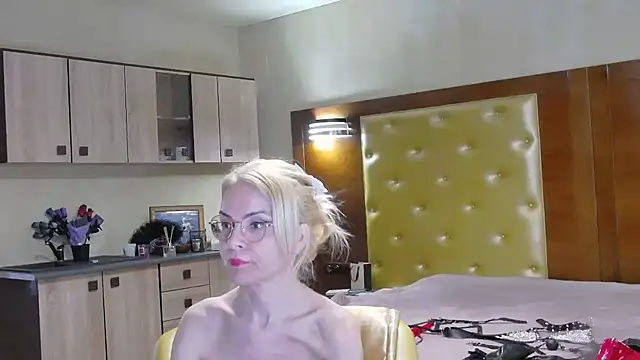 DomCaprisse live XXX chat