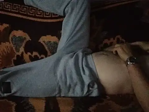 הופעת וובקאם של cumloverboyxx69