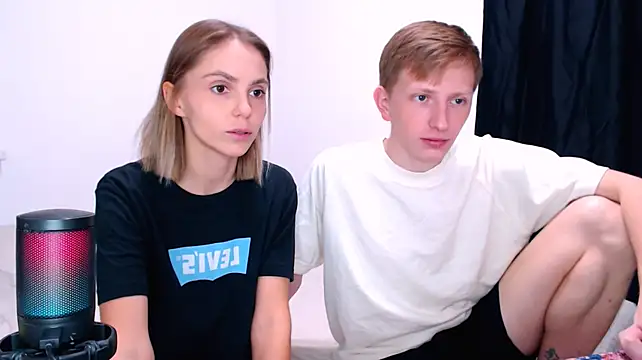 Show modela juliaanddima na web-kameri