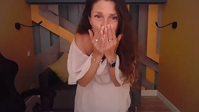 EllaLong Chat XXX in diretta