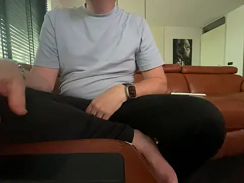 Lovetobenaked4u 网络视讯表演