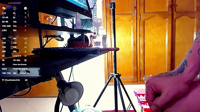 SelfSuck9Iinchs' Webcam Show