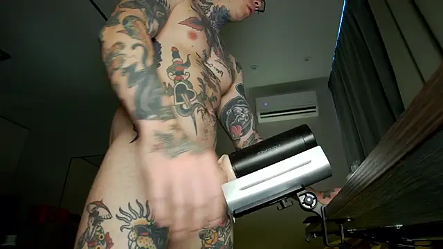 Tommy_cat Show in webcam