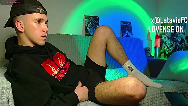 Show modela Midnighter_ na web-kameri