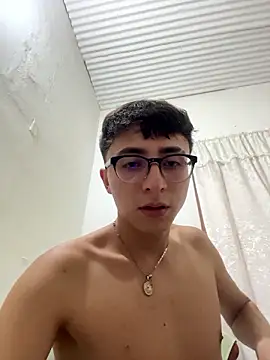 Show modela CamiRojas_boy na web-kameri