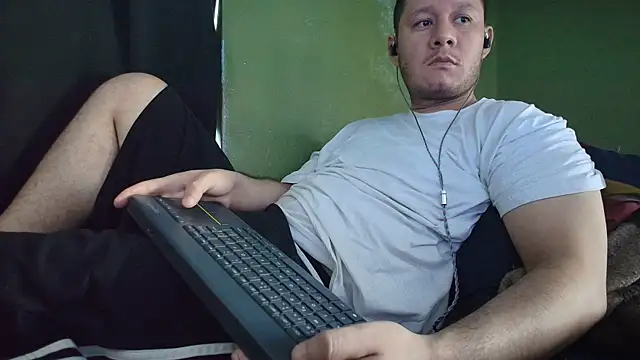Pokazy przed kamerką – sweet_cock28