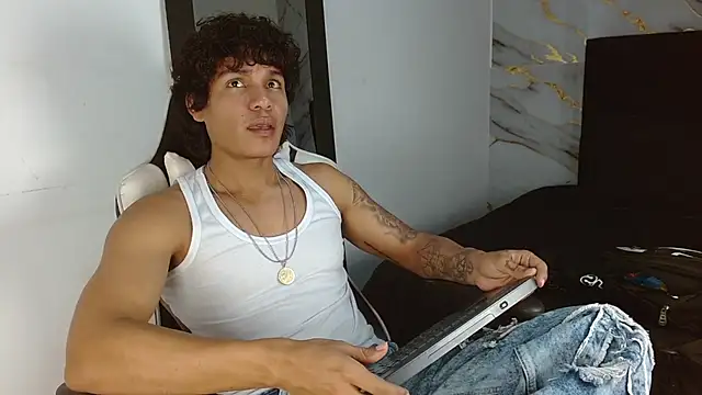 MaximilianRoth Show in webcam