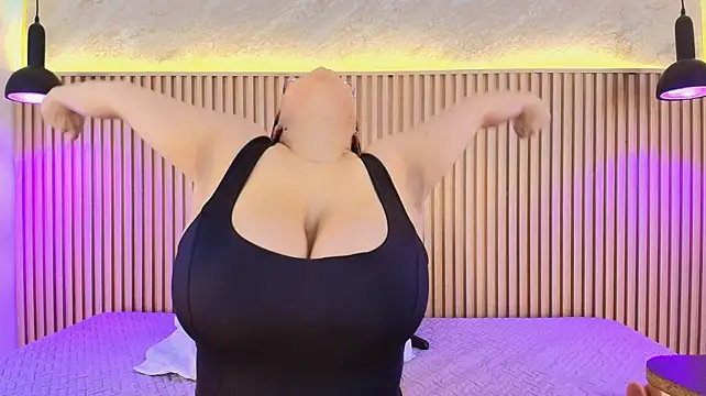 Show modela big_tits_in_your_face na web-kameri