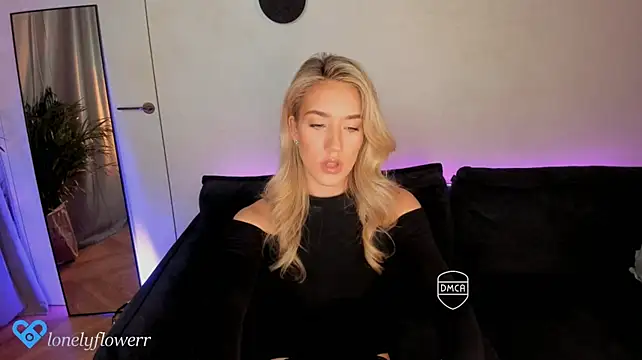 Wallflowerr's Live XXX Chat