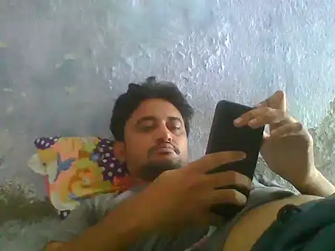 ROCOGUJUBULL Show in webcam