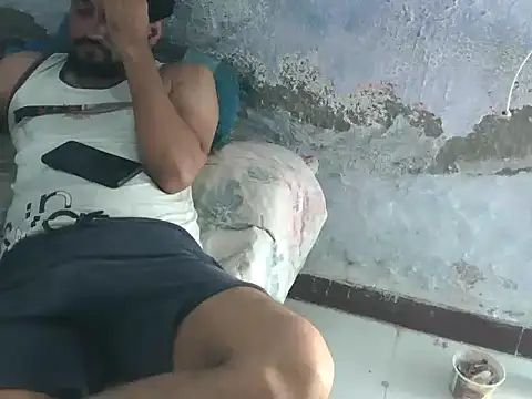 ROCOGUJUBULL Show in webcam