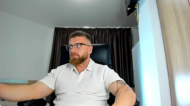 Show modela Findom_guy na web-kameri