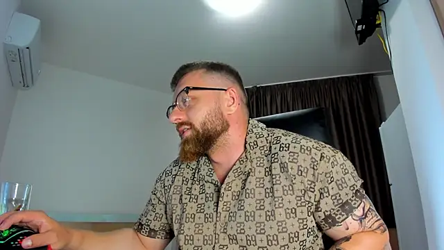 Show modela Findom_guy na web-kameri