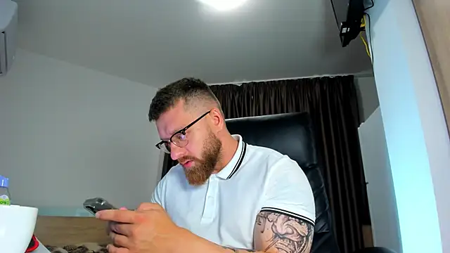 Pokazy przed kamerką – Findom_guy