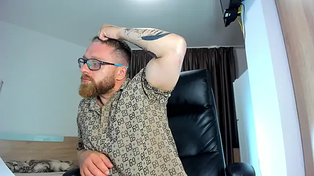 Show modela Findom_guy na web-kameri