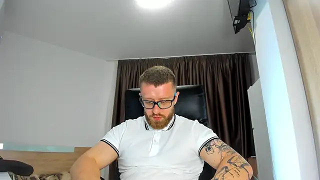 Show modela Findom_guy na web-kameri