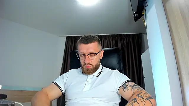 Show modela Findom_guy na web-kameri