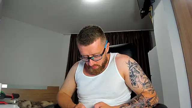 Show modela Findom_guy na web-kameri