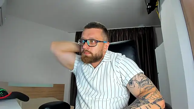 Show modela Findom_guy na web-kameri