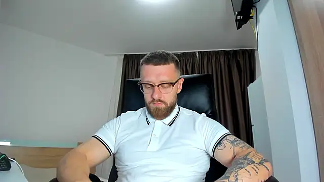 Show modela Findom_guy na web-kameri