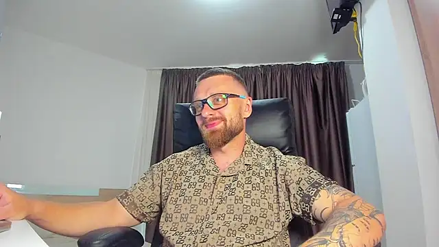 Show modela Findom_guy na web-kameri