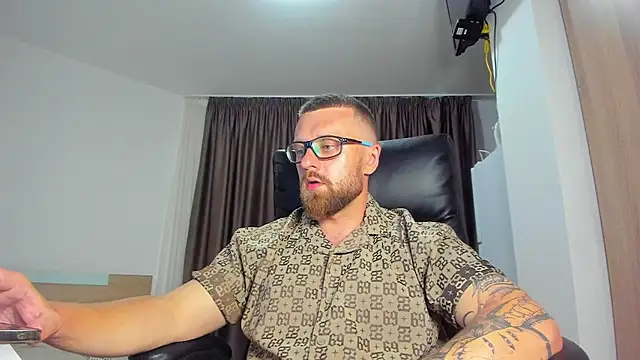 Show modela Findom_guy na web-kameri